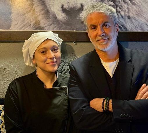 Massimiliano, de Mamálena, junto a la chef Michea Marocchini