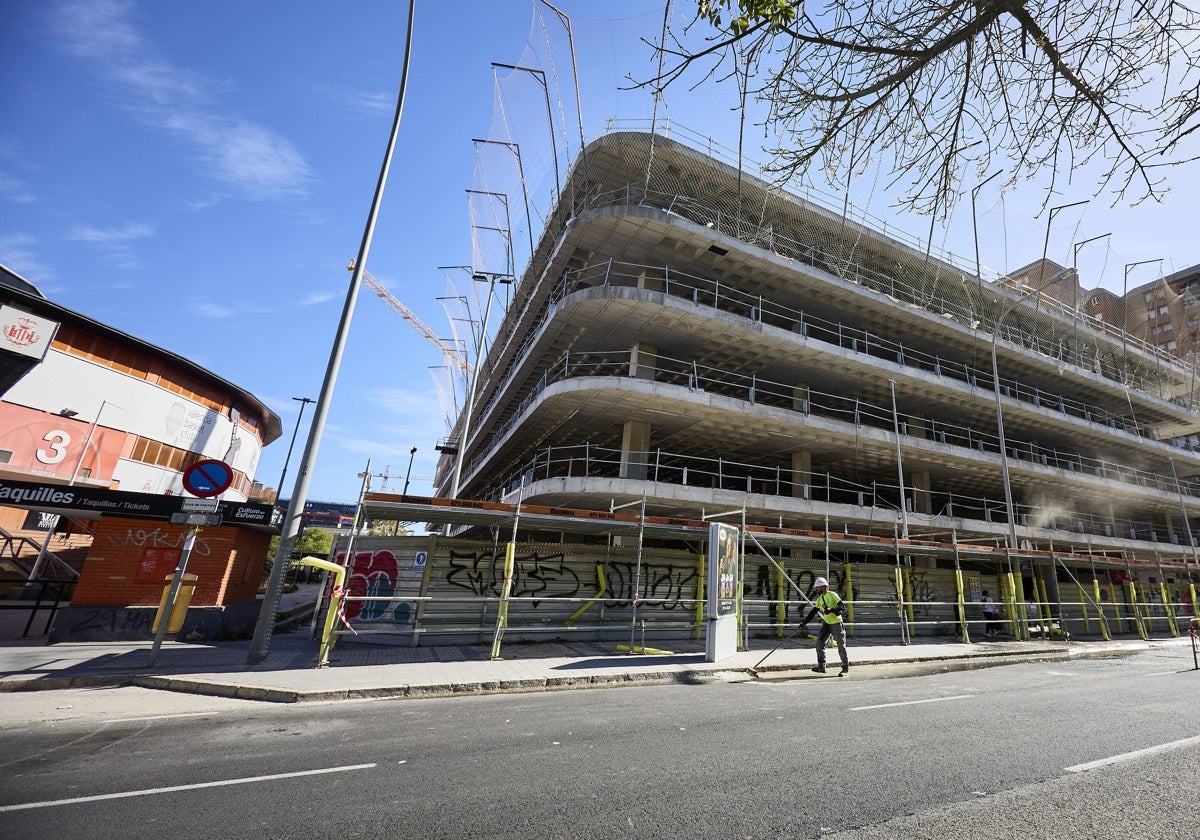 Construcción del aparcamiento en altura junto al Roig Arena.