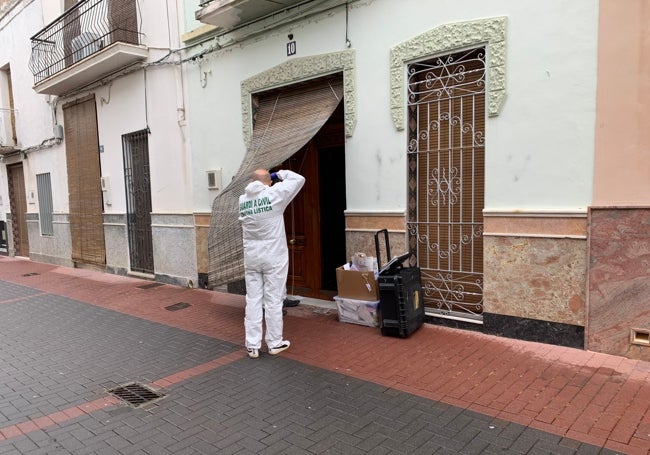 Agentes de Guardia Civil accediendo a la casa donde murió la vecina de Rafelcofer.