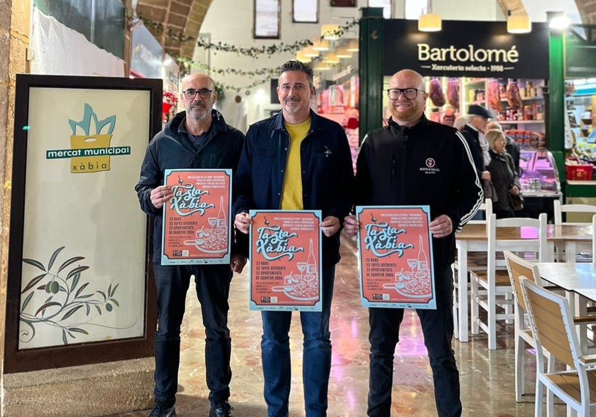 José Manuel Piña, Juanlu Cardona y Raúl Caselles, en el Mercat Municipal de Xàbia.