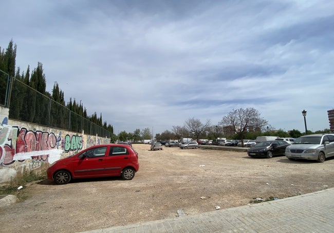 Solar que se asfaltará en Torrefiel para recuperar plazas de aparcamiento.