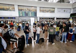 Pasajeros hacen cola en el aeropuerto de Manises la pasada Semana Santa.