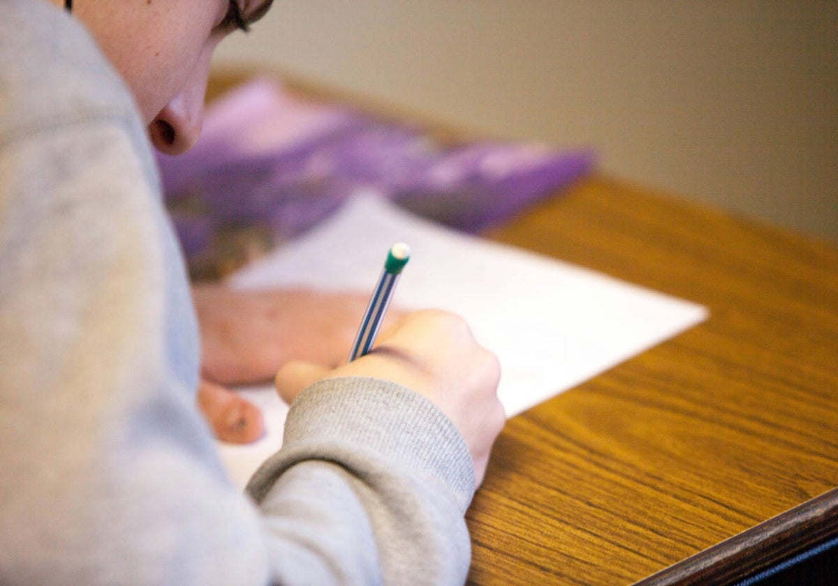 Una joven realizando un ejercicio en clase.