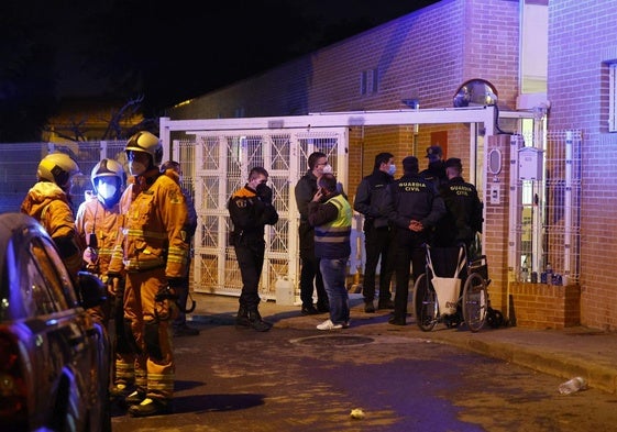 Bomberos y policía, la noche del siniestro en la residencia.