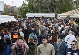 Llenazo en la Feria del Libro durante el miércoles festivo