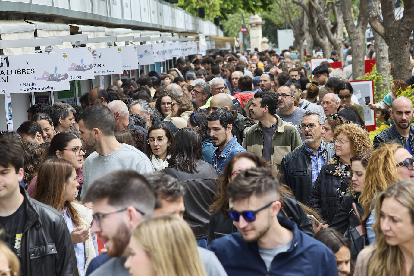 Llenazo en la Feria del Libro durante el miércoles festivo