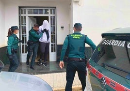 El presunto asesino sale de su casa tras el registro que realizó la Guardia Civil.