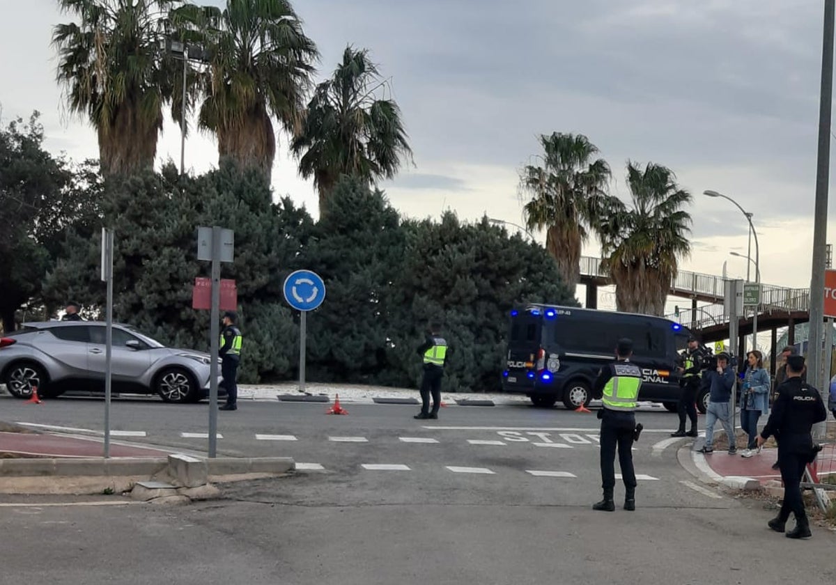 Un control policial en una rotonda de La Punta.