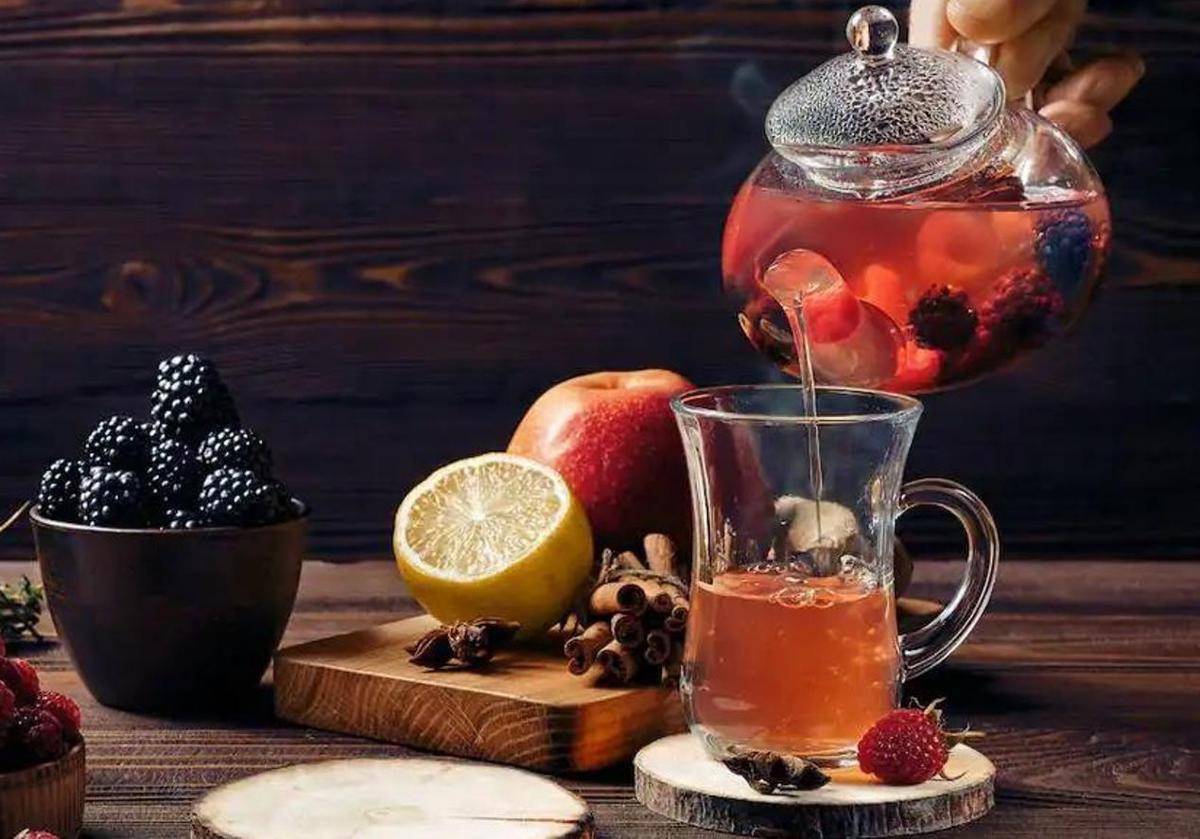 Las infusiones son una opción perfecta para incorporar un complemento detox natural a tu rutina.