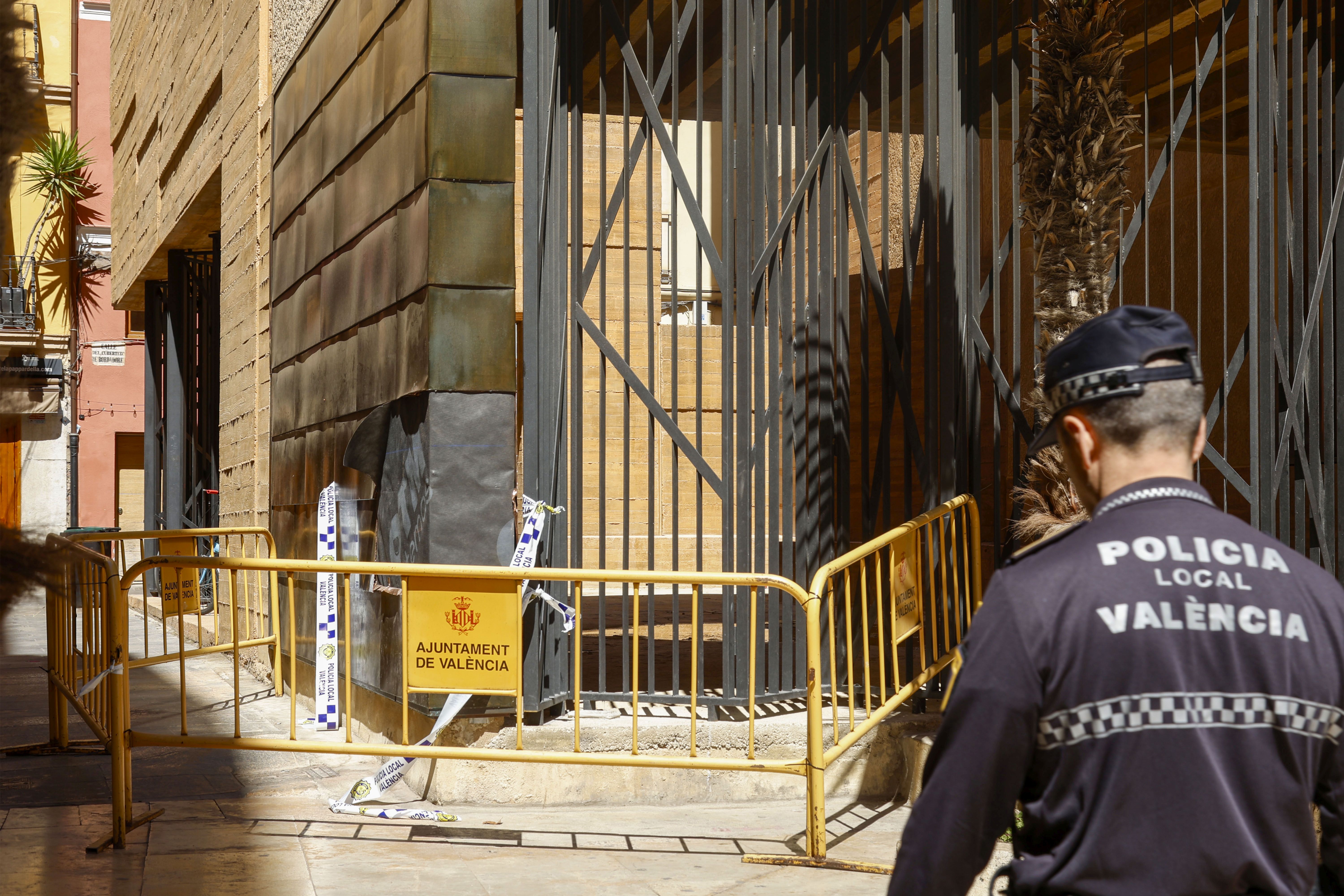 Roban una treintena de placas de cobre del nuevo edificio del Relojero en Valencia