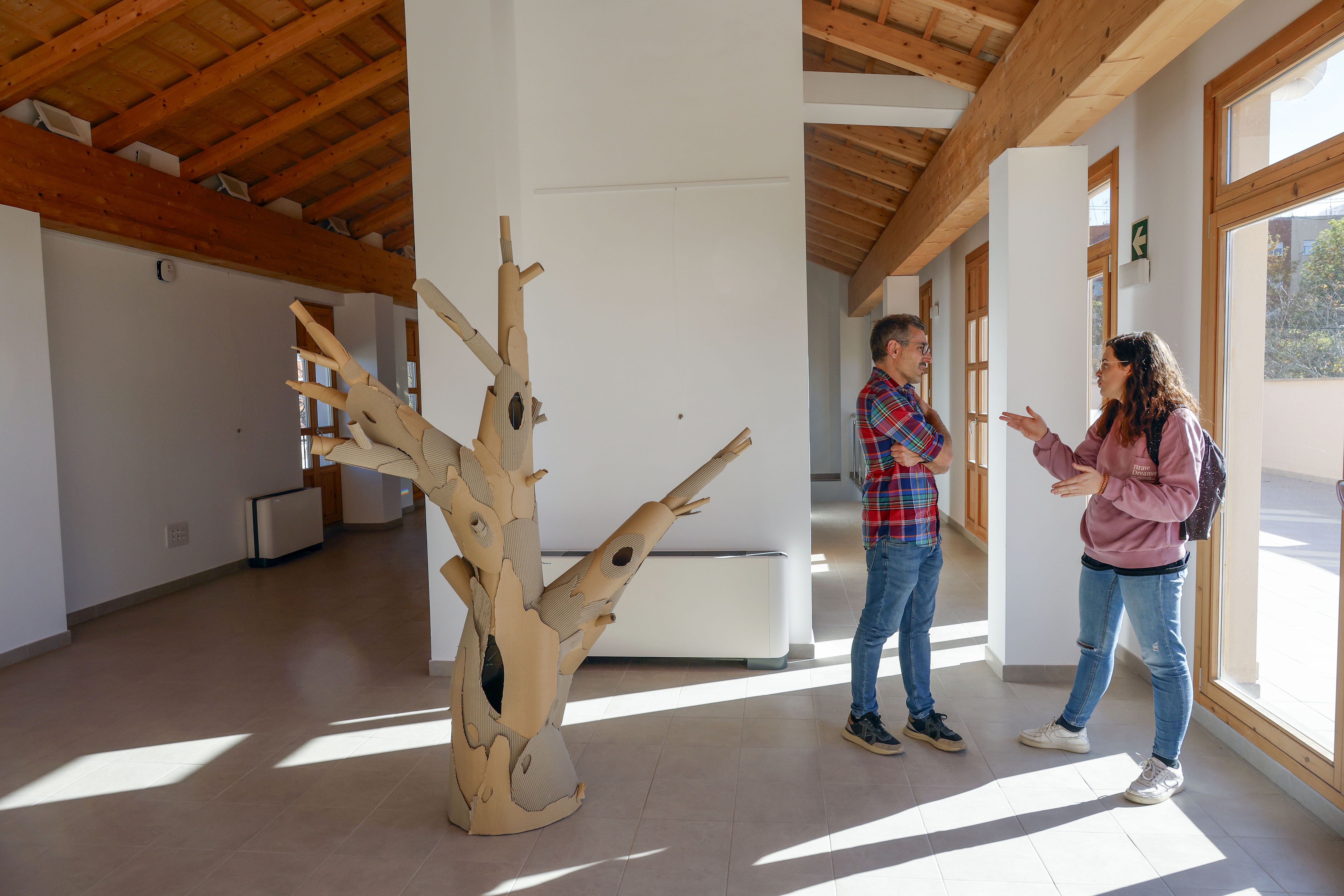 El 'árbol de los deseos' domina la Alqueria d'Albors que recibe ya a los primeros vecinos .