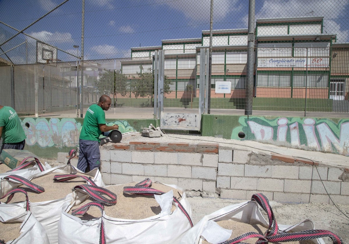 Realización de obras de reforma en un colegio.