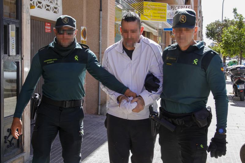 Uno de los detenidos, a su llegada a los juzgados.