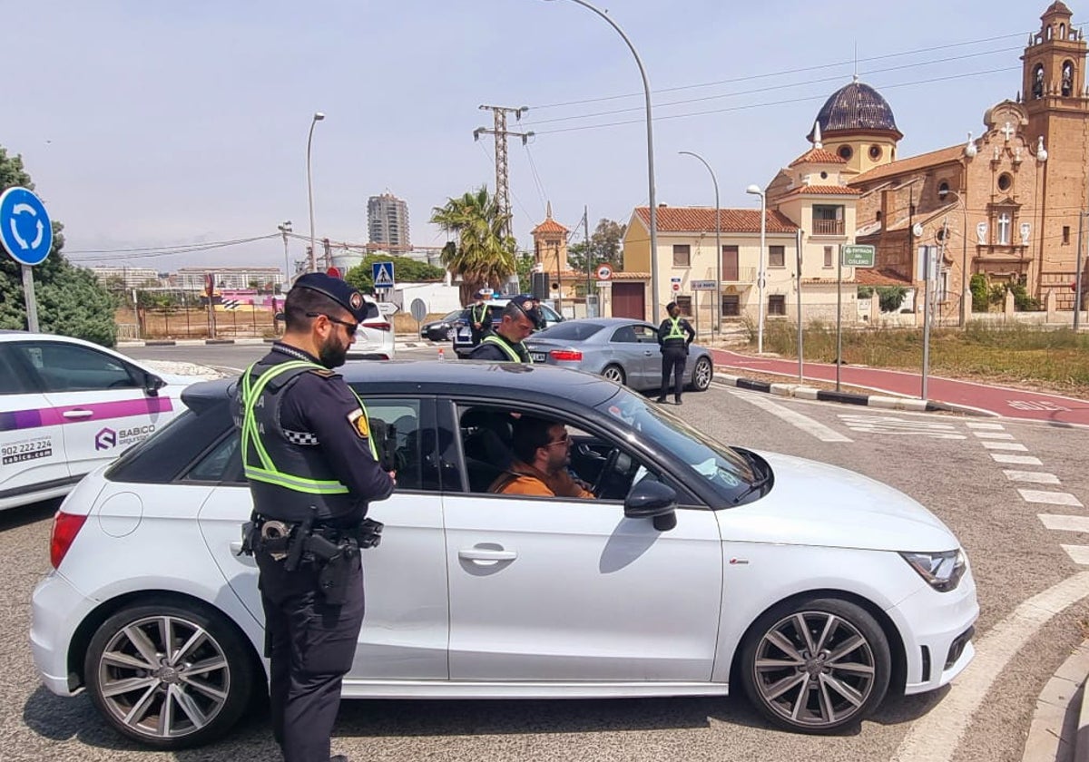 Un control de la Policía Local en pedanía de La Punta.