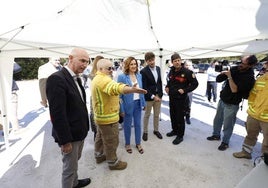 María José Catalá, Juan Carlos Caballero y José Gosálbez, durante las pruebas del sistema de prevención contra incendios en El Saler.