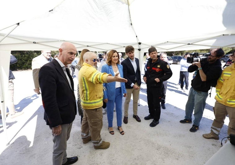 María José Catalá, Juan Carlos Caballero y José Gosálbez, durante las pruebas del sistema de prevención contra incendios en El Saler.