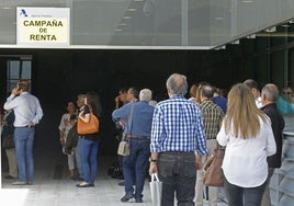 Colas ante una oficina de la Agencia Tributaria.