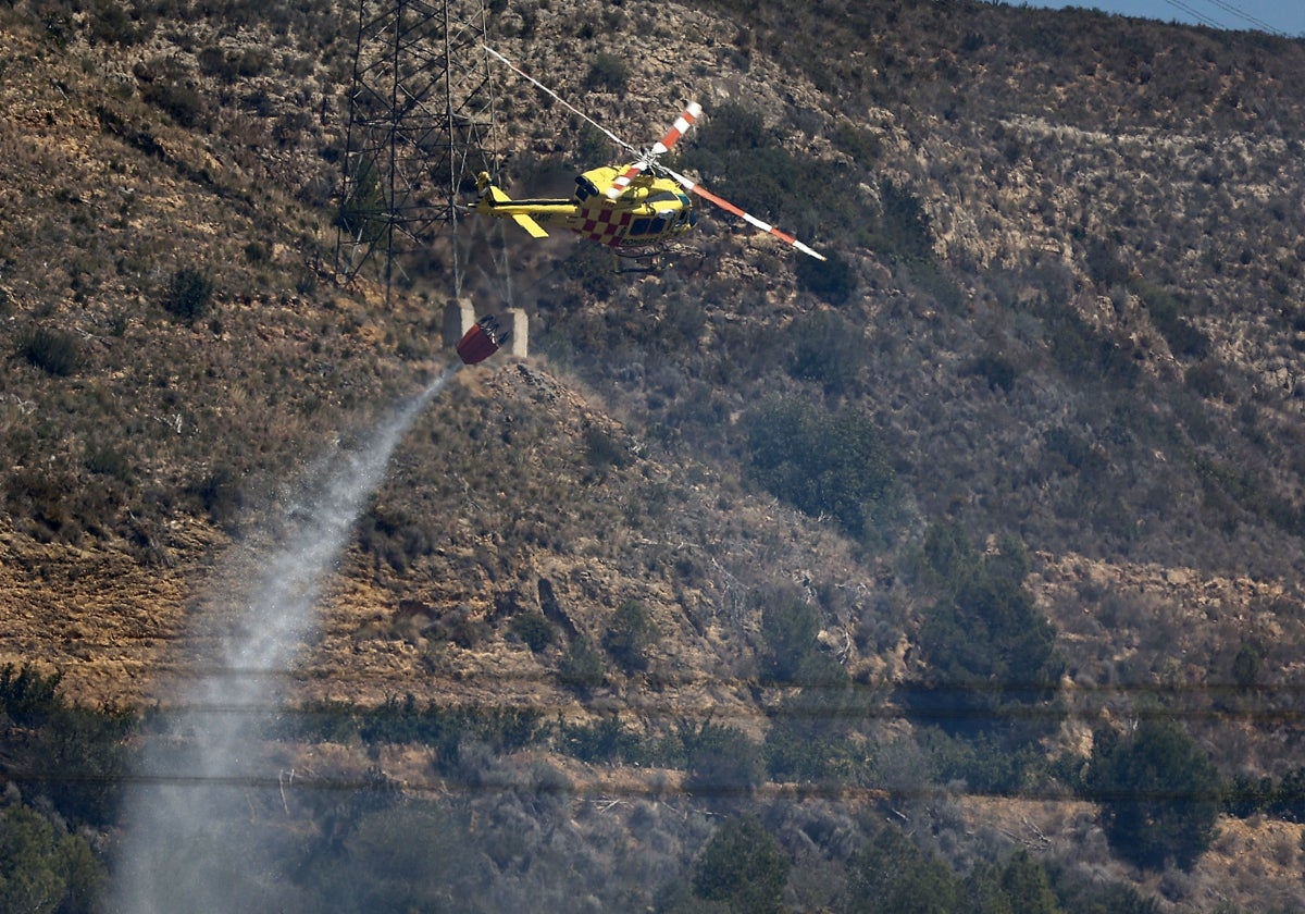 Un helicóptero interviene en el incendio registrado en Barxeta.