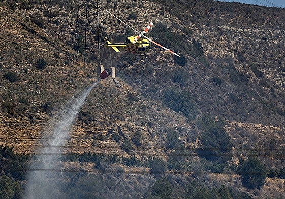 Un helicóptero interviene en el incendio registrado en Barxeta.