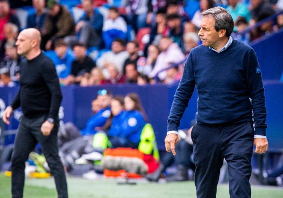 Felipe Miñambres, en us área técnica en el partido contra el Cartagena.