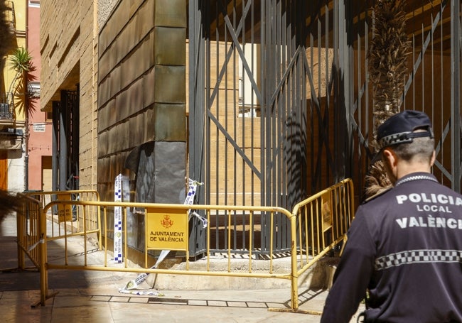 Policía Local, vallando uno de los dos puntos vandalizados.