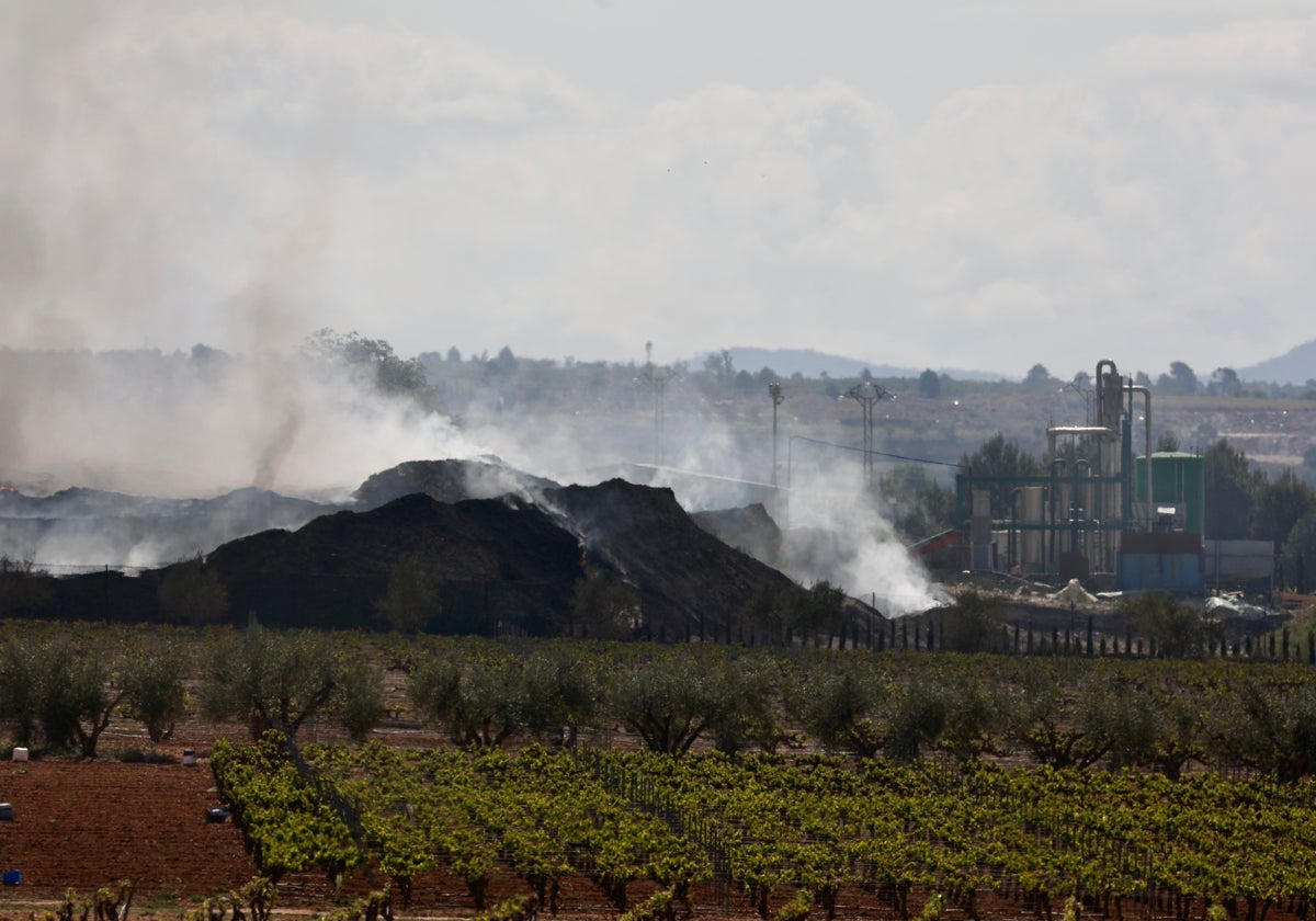 Incendio en la planta de reciclaje de San Antonio de Requena.