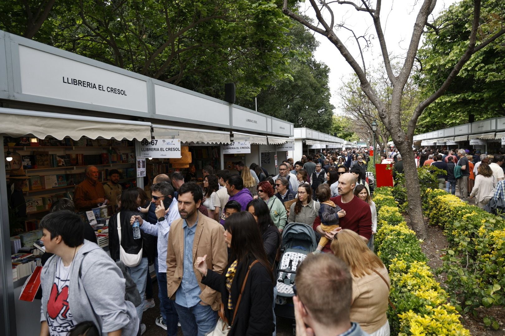 Público en la Fira del Llibre-