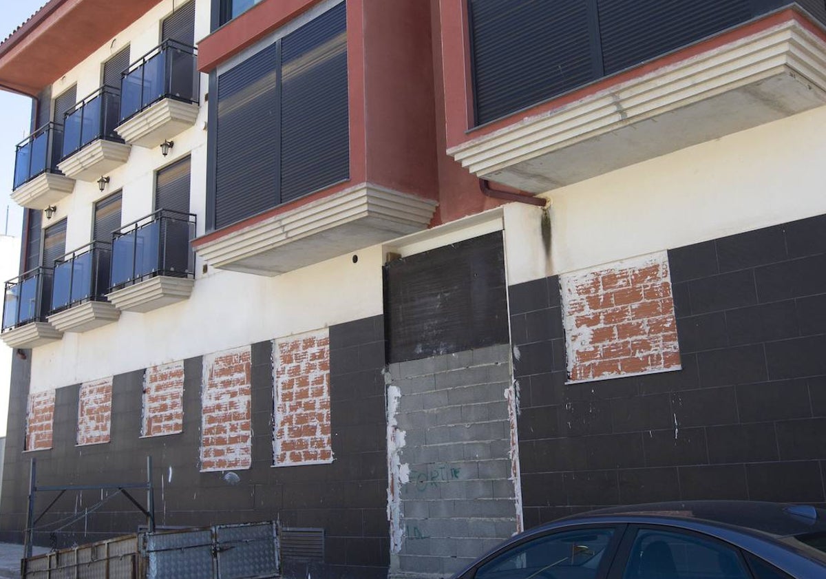 Imagen principal - Finca con ventanas tapiadas y puertas soldadas en la plaza Padre Laureano.