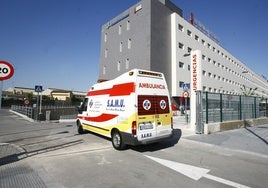 Una ambulancia entra en el hospital de Manises.