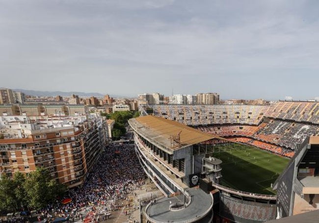 Imagen en la que se aprecia Mestalla prácticamente vacío y la avenida de Suecia repleta de aficionados manifestándose.