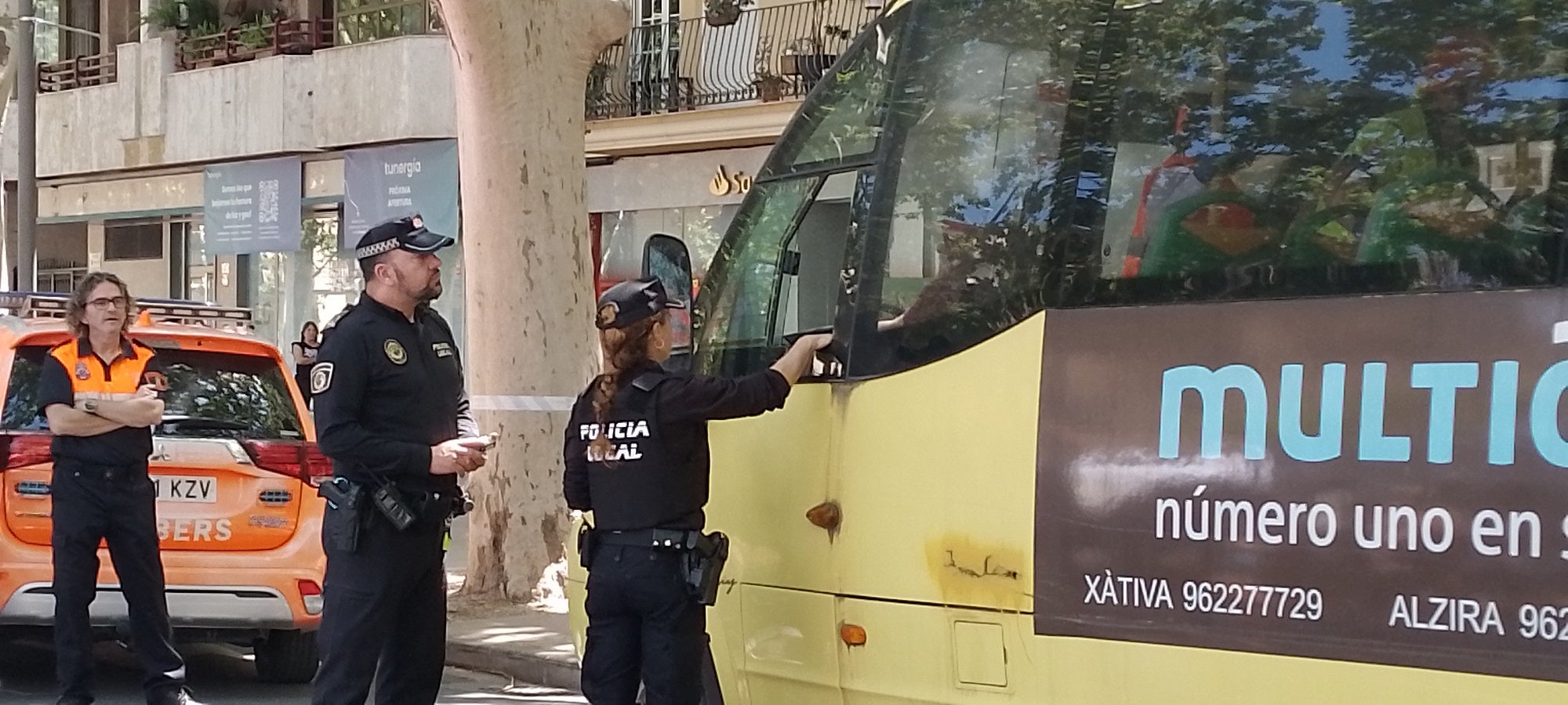 La Policía Local realiza el control de alcoholemia al conductor del autobús.