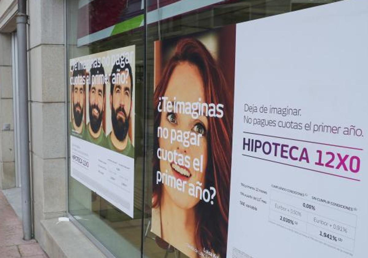 Un cartel anuncia las condiciones de las hipotecas en un banco, en una imagen de archivo.