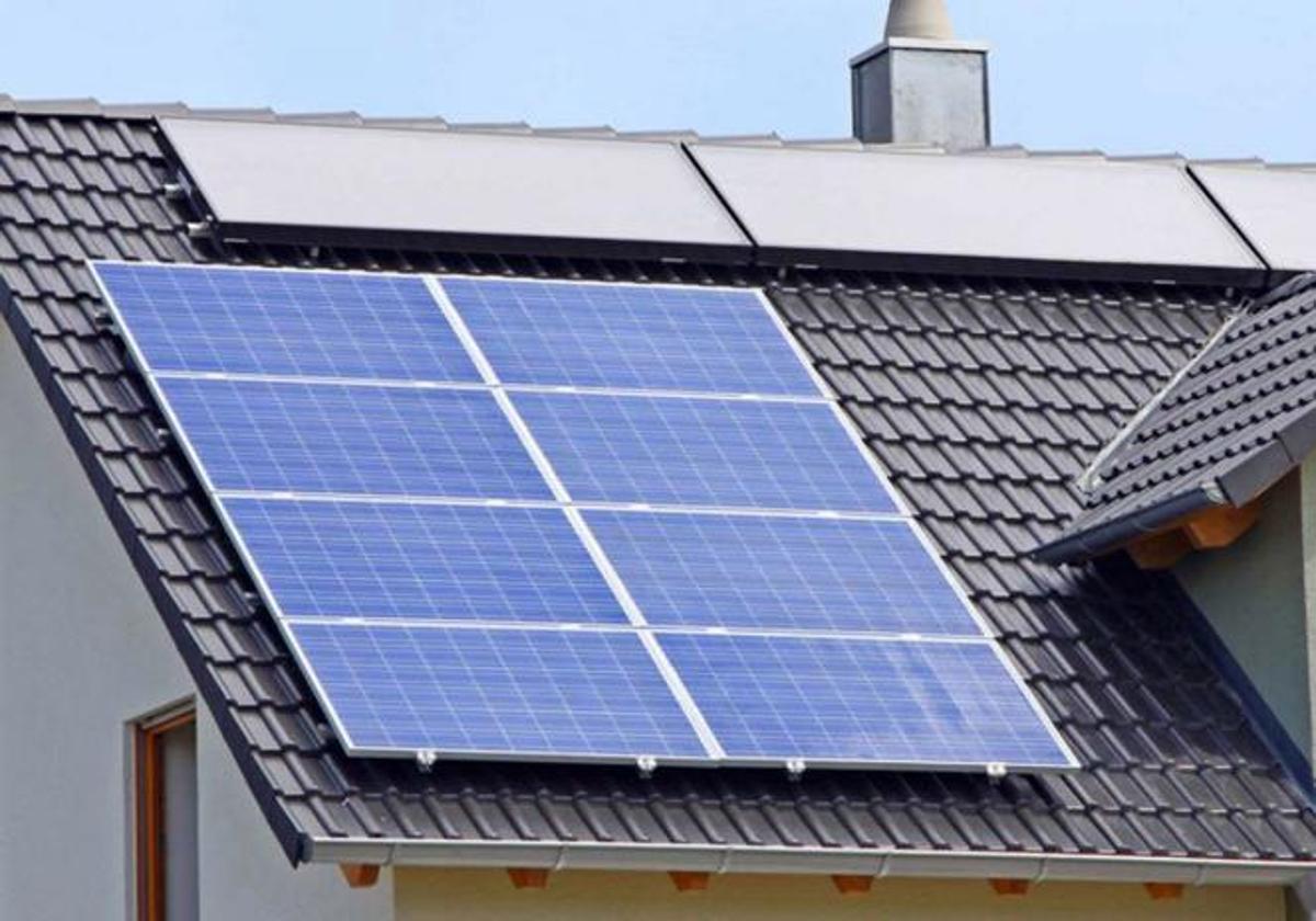 Paneles solares en el tejado de una vivienda