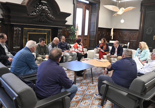 Reunión de la alcaldesa de Valencia, María José Catalá, con la Federación de Vecinos de Valencia.