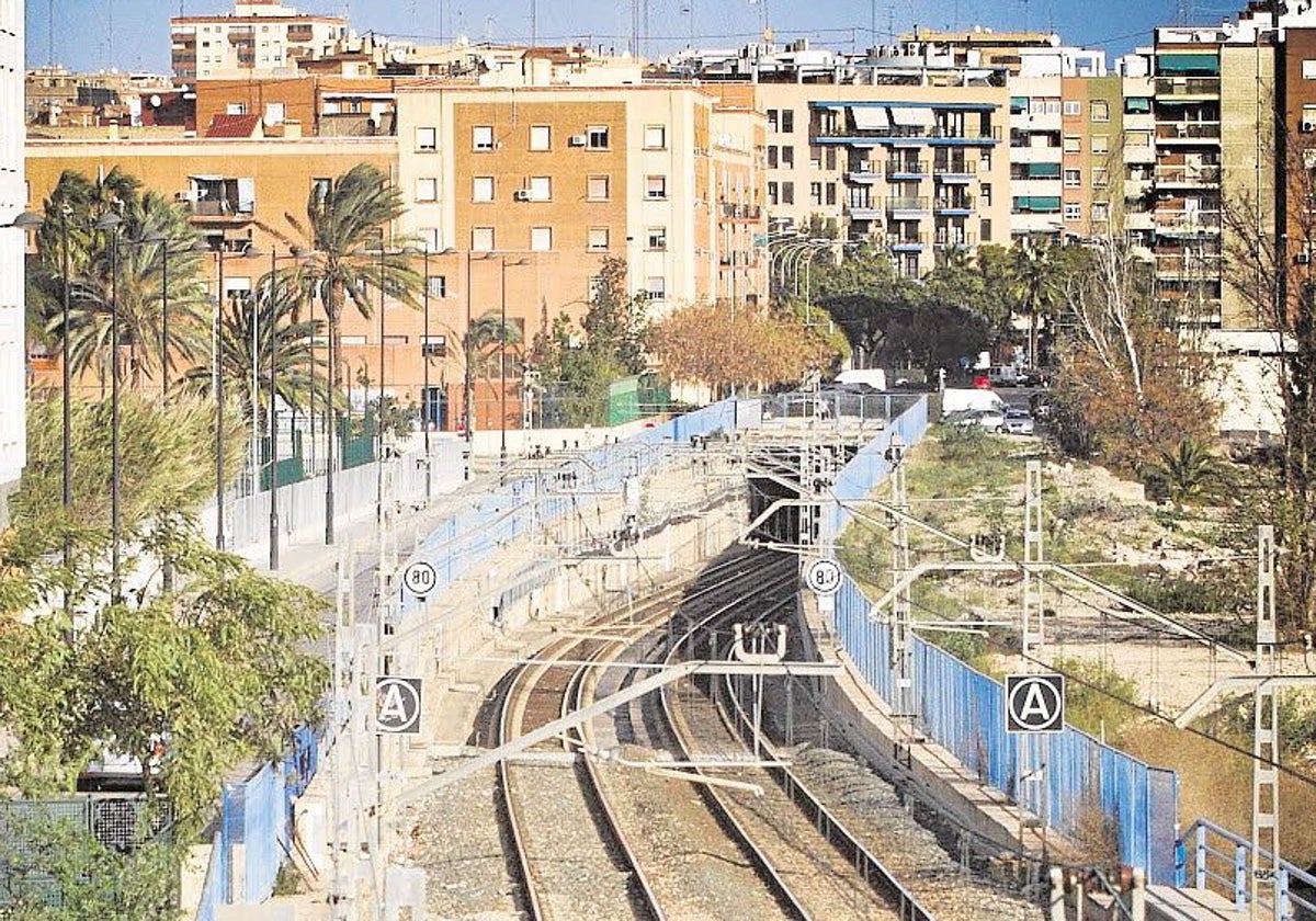 Vías del tren que dividen la Alameda y el Grao.