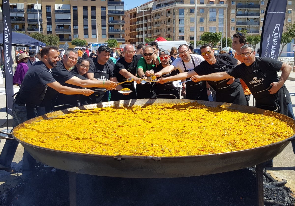 Voluntarios de «Paelleros Solidarios».