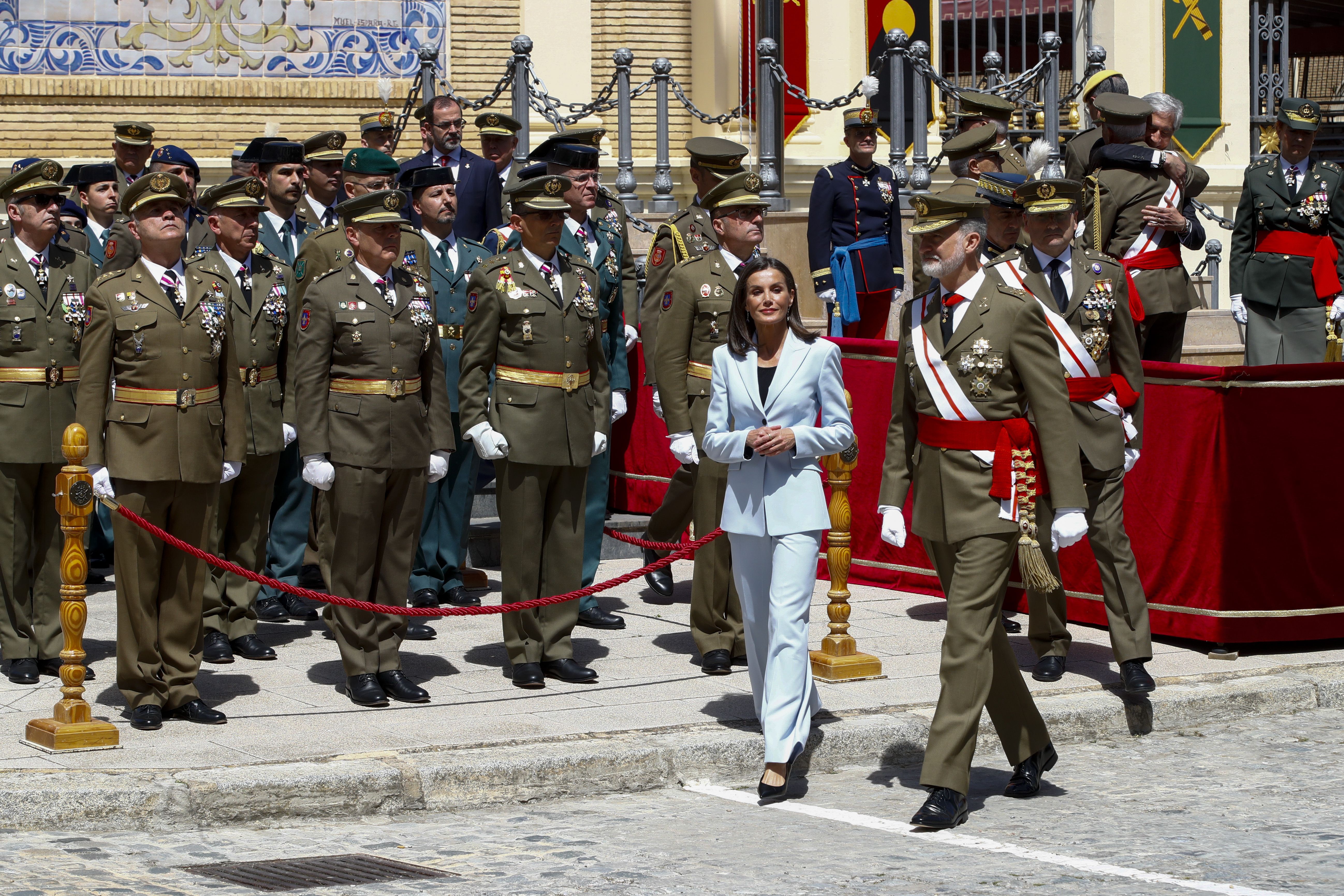 La fotos de Leonor y Letizia en la jura de bandera del Rey