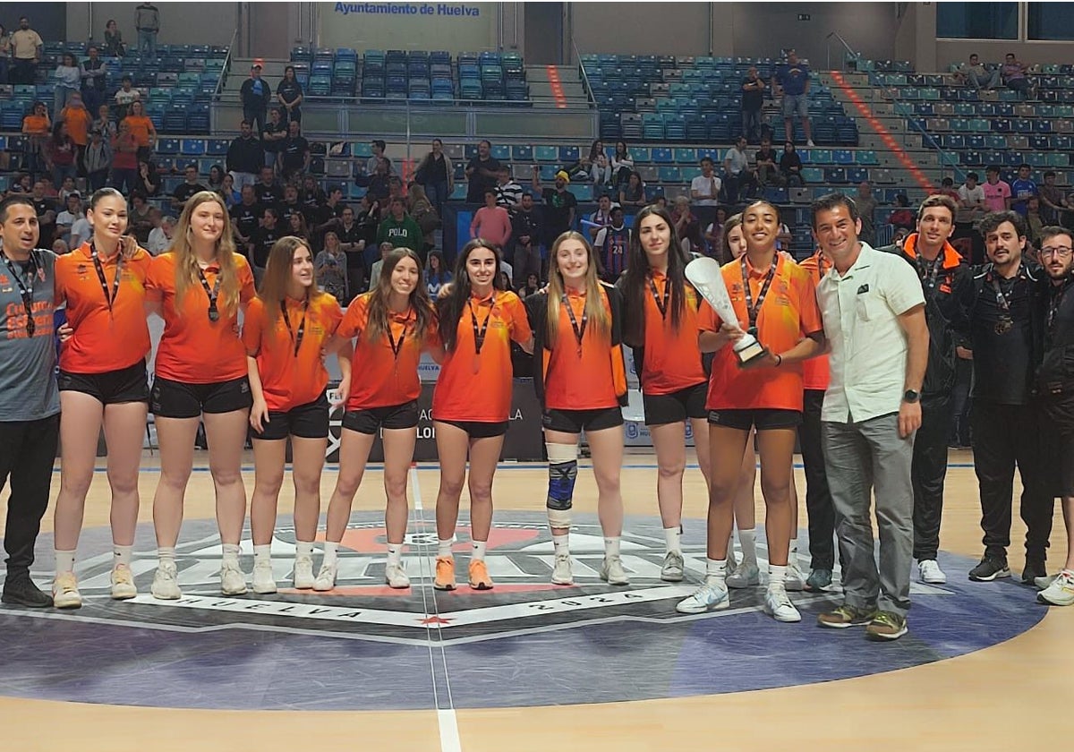 El Valencia Basket posa con el trofeo de subcampeonas junior 2024.