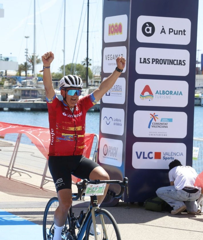 Imagen secundaria 2 - Llegada de Óscar Freire, dos ciclistas con su medalla de finisher, y un participante, eufórico en la llegada.