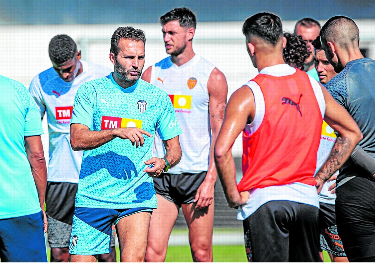 Rubén Baraja da instrucciones durante un entrenamiento en Paterna.