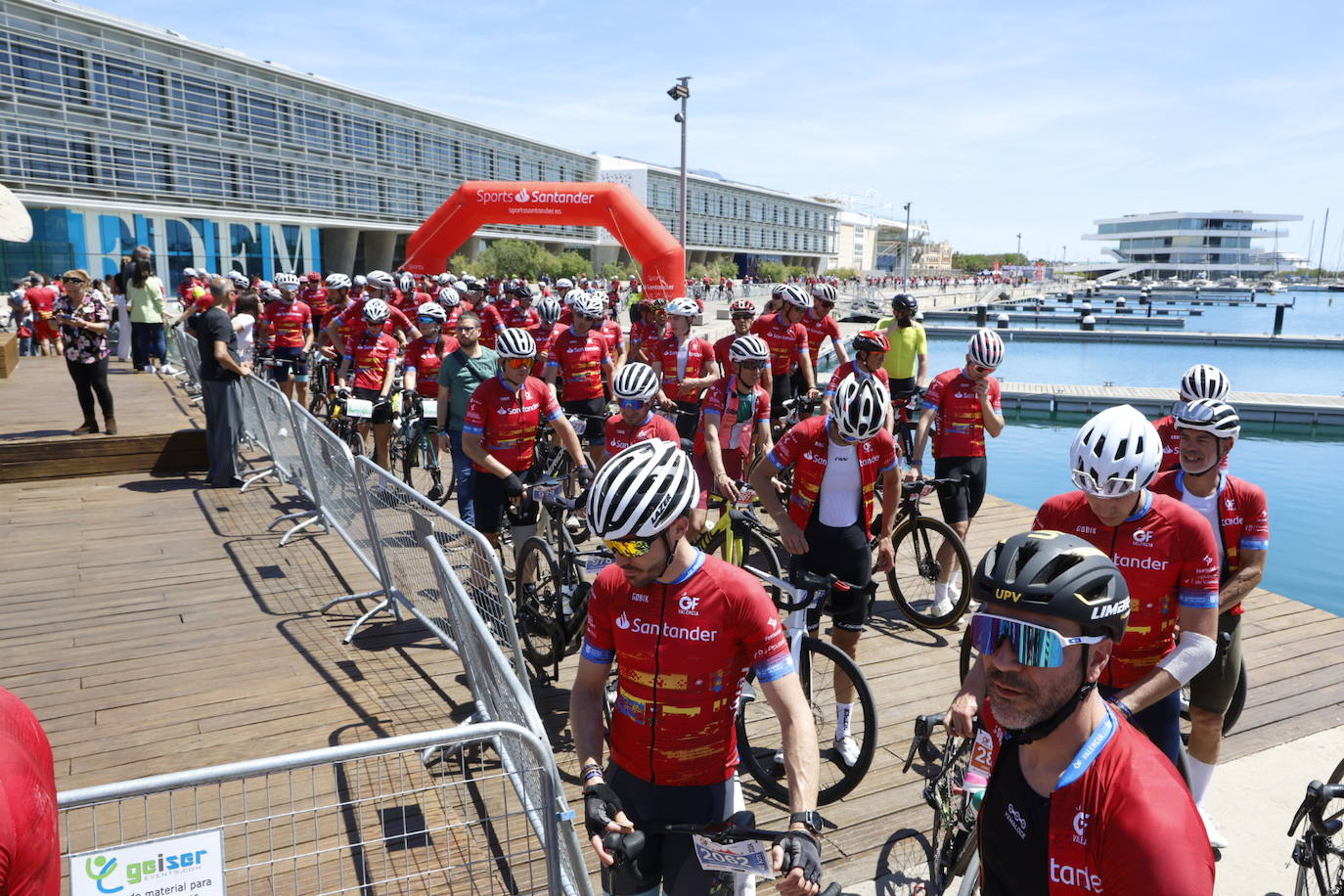 El Gran Fondo inunda la Marina de Senyeras con cientos de ciclistas