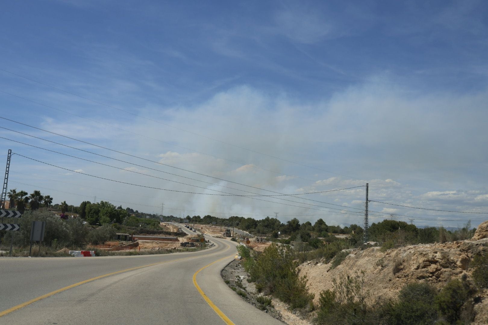 Un incendio amenaza la urbanización Masía de Traver en Riba-roja