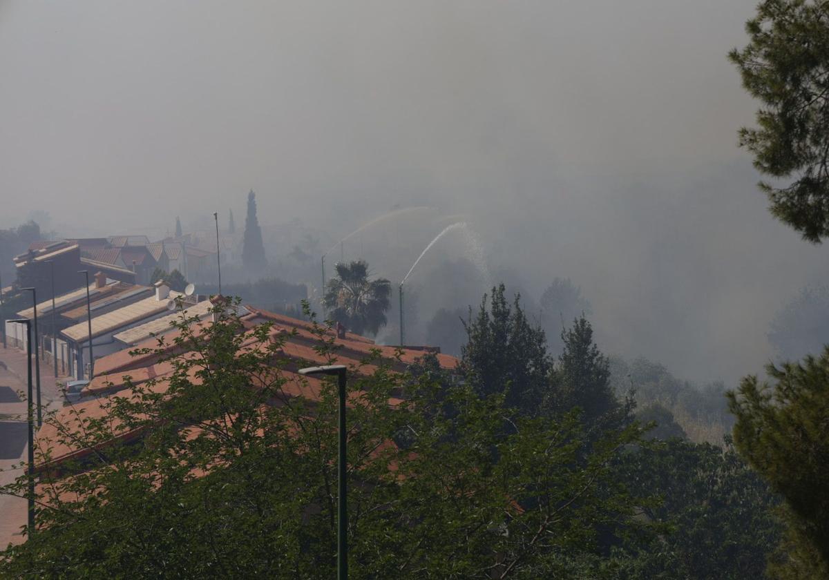 Un incendio amenaza la urbanización Masía de Traver en Riba-roja