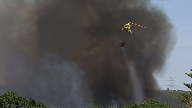 Un incendio forestal en Riba-roja obliga a desalojar viviendas en la urbanización Masía de Traver