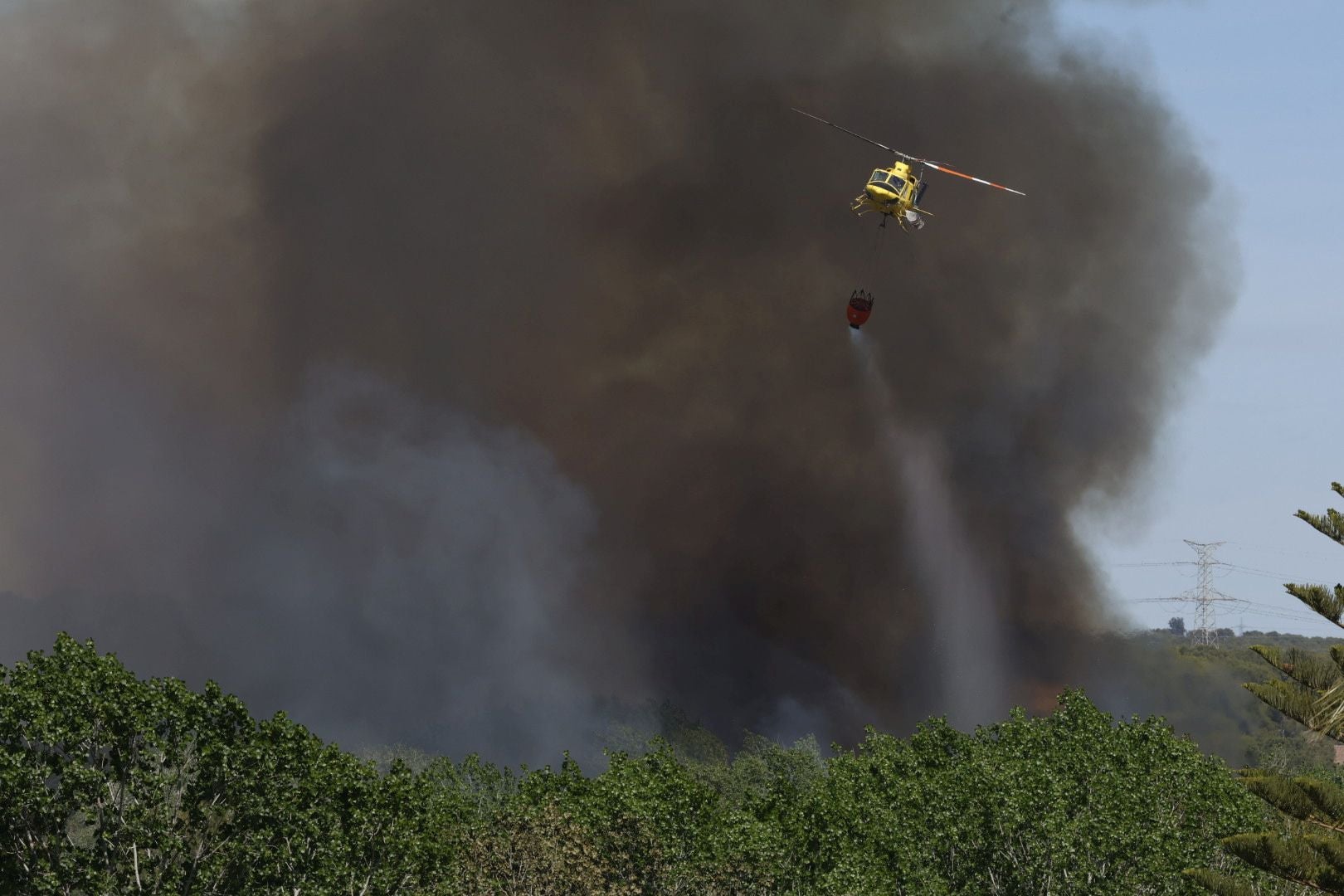 Un incendio amenaza la urbanización Masía de Traver en Riba-roja