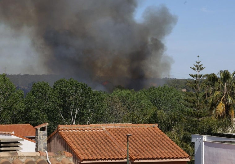 El fuego, junto a la urbanización Masía de Traver.