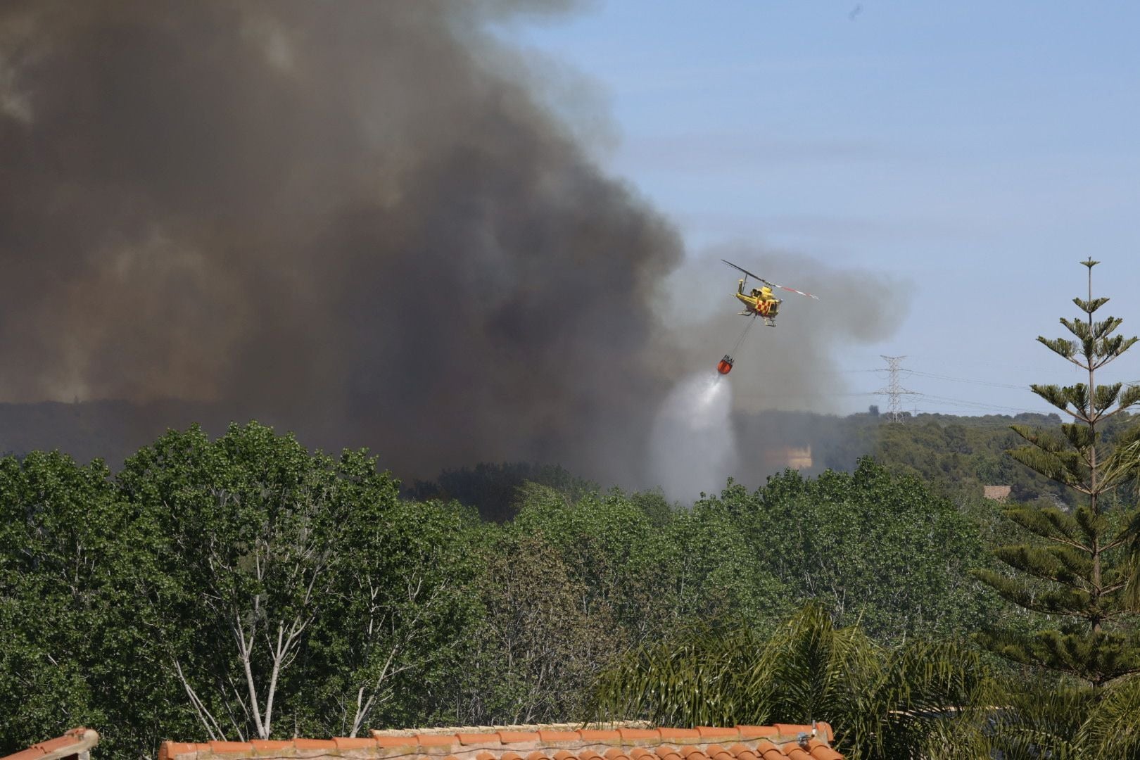 Un incendio amenaza la urbanización Masía de Traver en Riba-roja