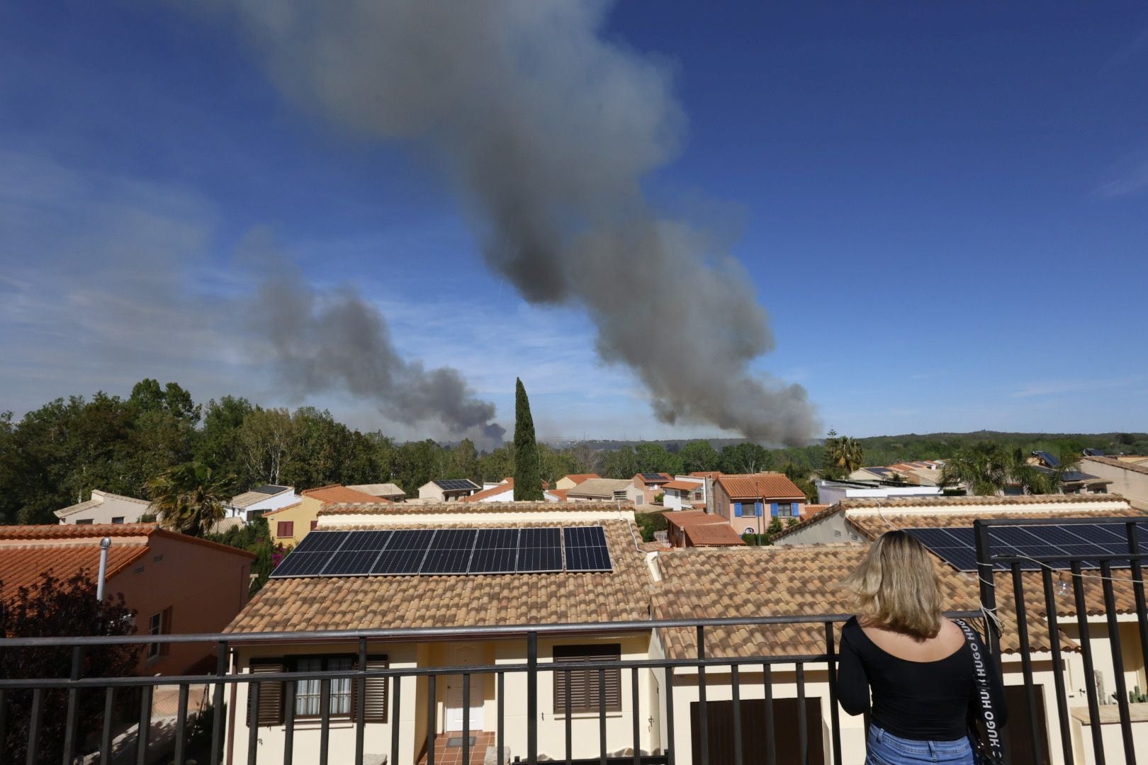 Un incendio amenaza la urbanización Masía de Traver en Riba-roja