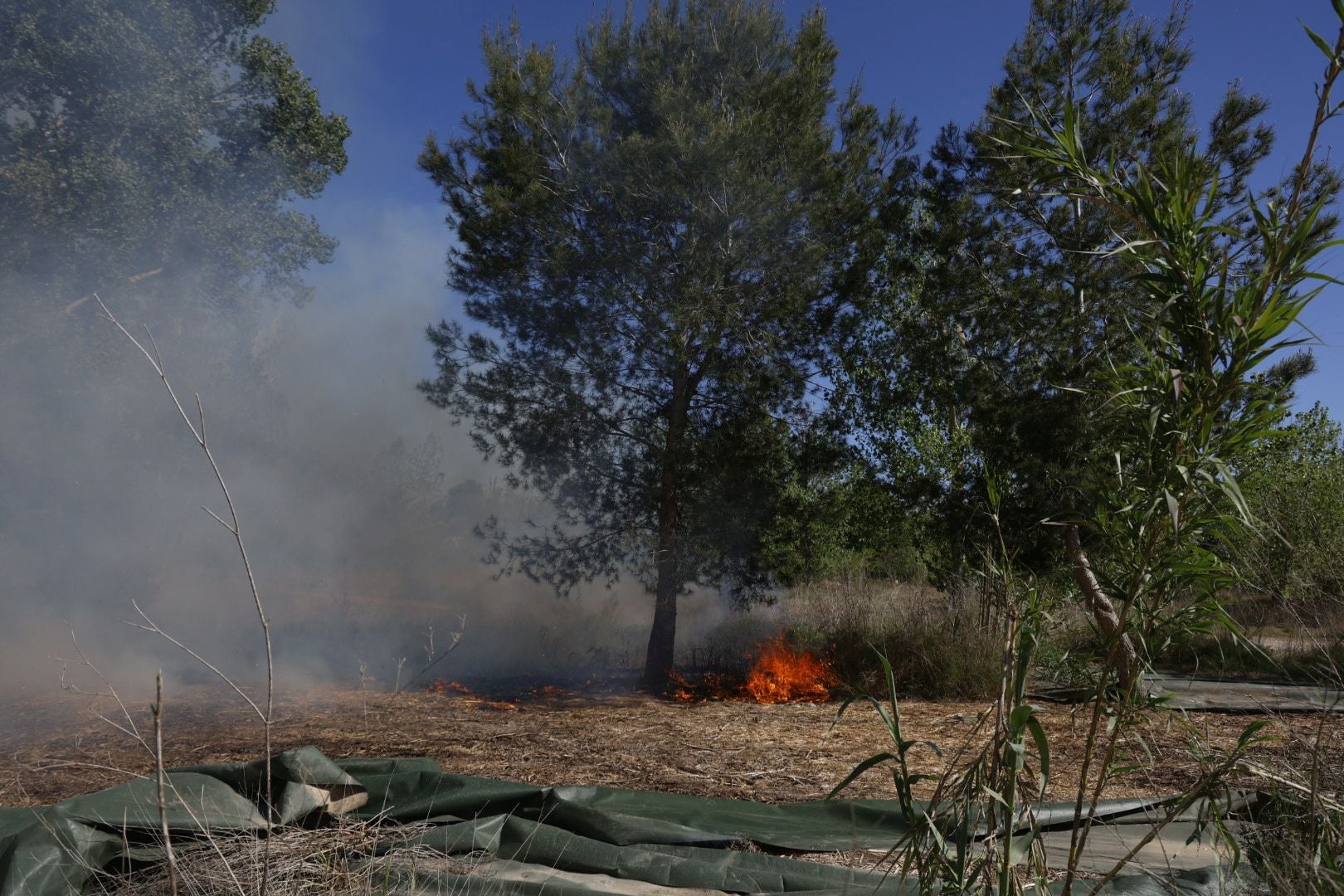 Un incendio amenaza la urbanización Masía de Traver en Riba-roja