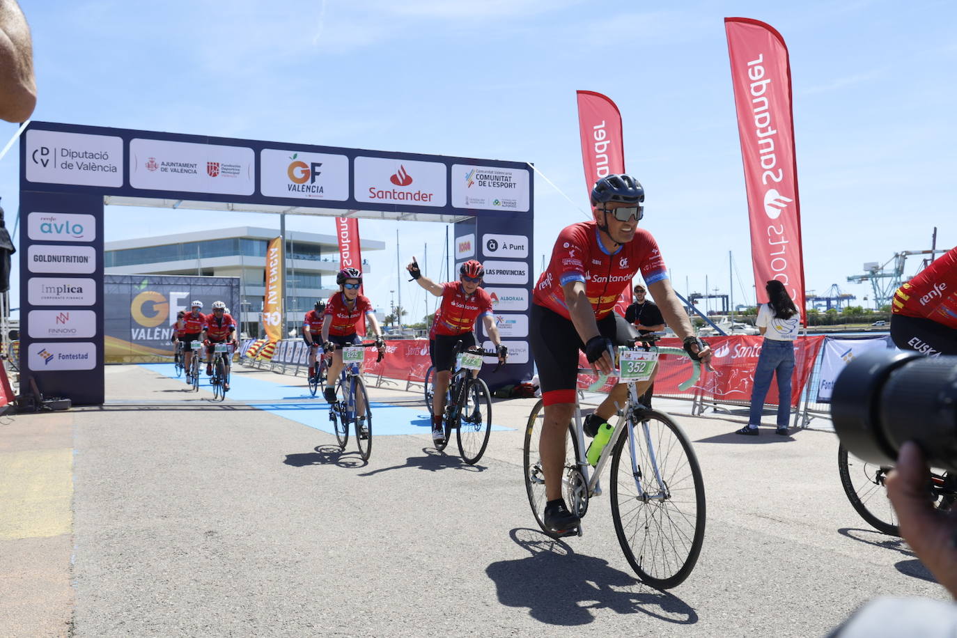 El Gran Fondo inunda la Marina de Senyeras con cientos de ciclistas